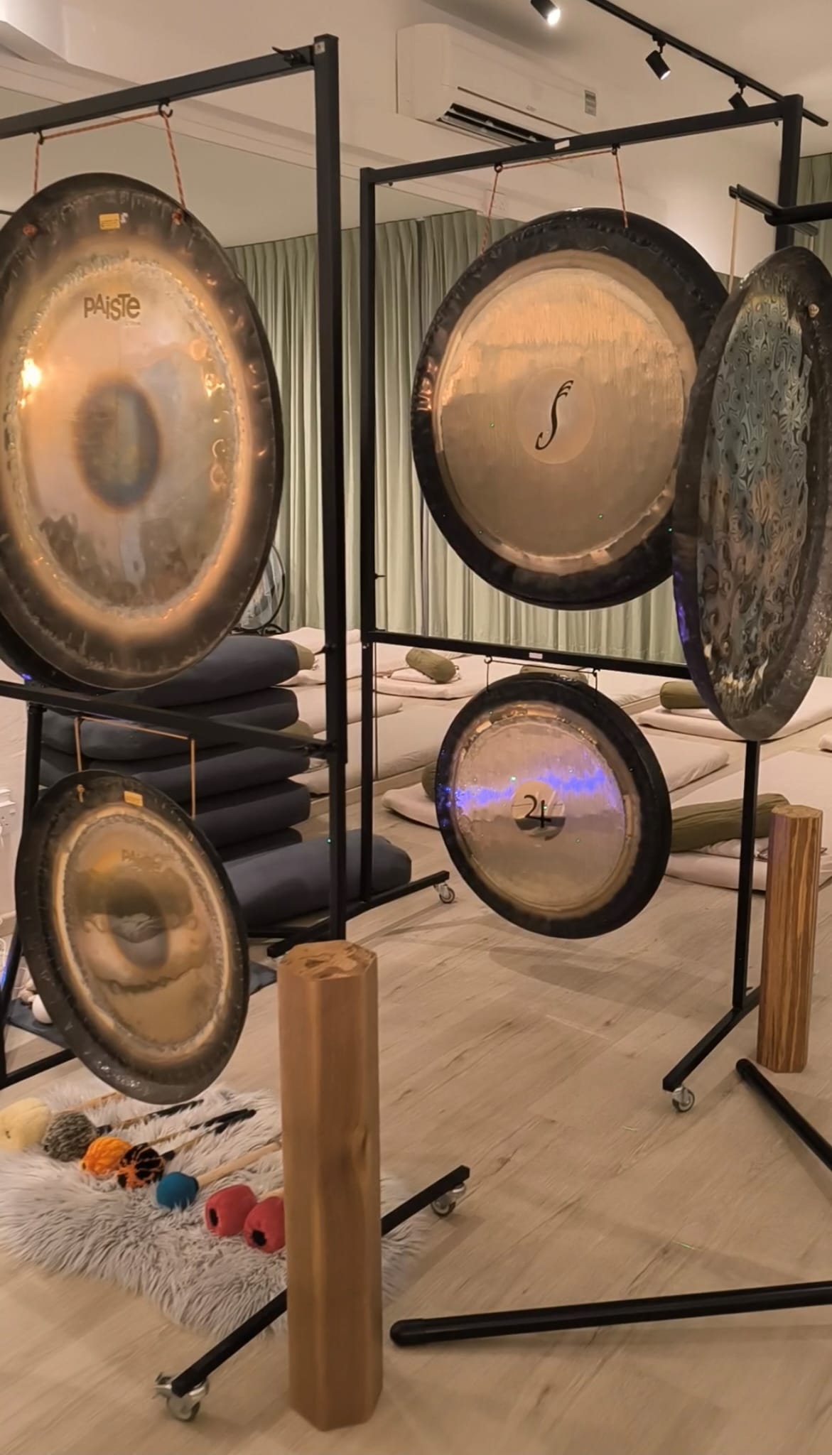 Multi-Gong setup with several large Gongs and complementary sound instruments